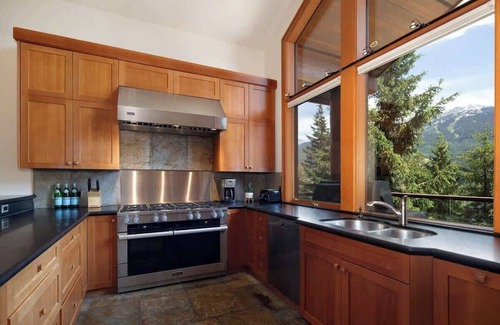 Blueberry Hill House | Family Log Cabin with Stunning Mtn View & Hot Tub