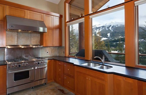 Blueberry Hill House | Family Log Cabin with Stunning Mtn View & Hot Tub