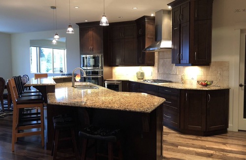Central Okanagan House | FAMILY OASIS IN THE ❤️ OF KELOWNA WITH 6 BED/3 BATH + GARDEN VIEW DECK + HOT TUB
