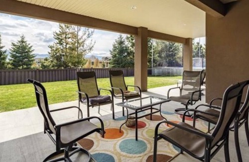 Central Okanagan House | FAMILY OASIS IN THE ❤️ OF KELOWNA WITH 6 BED/3 BATH + GARDEN VIEW DECK + HOT TUB