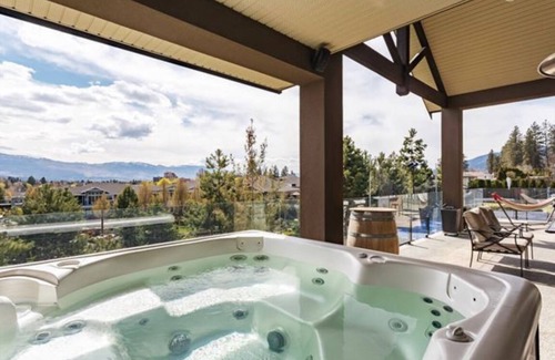 Central Okanagan House | FAMILY OASIS IN THE ❤️ OF KELOWNA WITH 6 BED/3 BATH + GARDEN VIEW DECK + HOT TUB