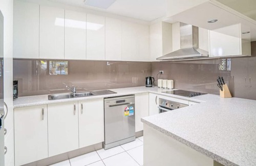 Labrador House | Family Oasis: Pool, BBQ, Central Gold Coast Fun!