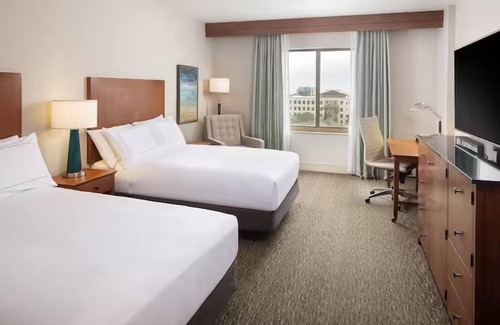 St. Petersburg - Clearwater Hotel | Family Oasis with Infinity Pool & Lake Views | 4 Units w/Pool Access