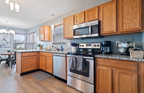 Westfield House | Family or Team Stay/5 Min. to Grand Park/Gas Grill