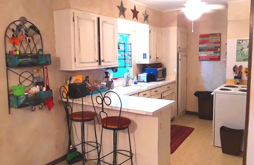 Concan House | 🌻Family-PERFECT for 8, Mountain View, *Next to NEAL's!* & Riverfront Access!