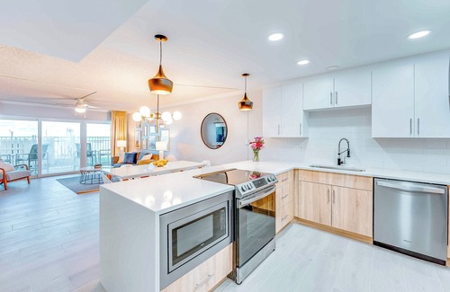 Satellite Beach Condo | Family & Pet-Friendly Oceanfront Retreat – Steps to the beach & Pool 🏝️🐾