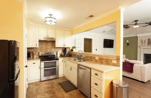 Olive Branch House | Family & Pet Friendly - Backyard - Patio