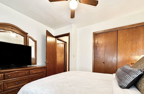 Krakow Cottage | Family/Pet Friendly Berry Lake Getaway in Gillett