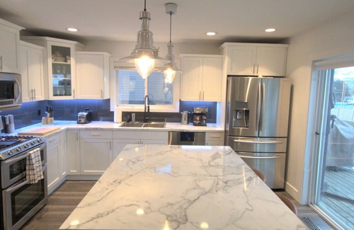 North Glenmore House | Family Pool Home Enjoy Lake, Golf & Vineyards Near Airport and UBCO
