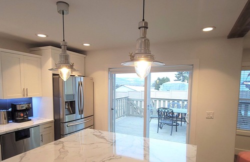 North Glenmore House | Family Pool Home Enjoy Lake, Golf & Vineyards Near Airport and UBCO