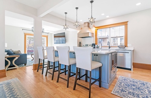 Cedar Falls House | Family-Ready 4BR - 7 Beds - Everything Guests Need