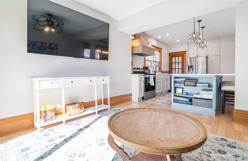 Cedar Falls House | Family-Ready 4BR - 7 Beds - Everything Guests Need