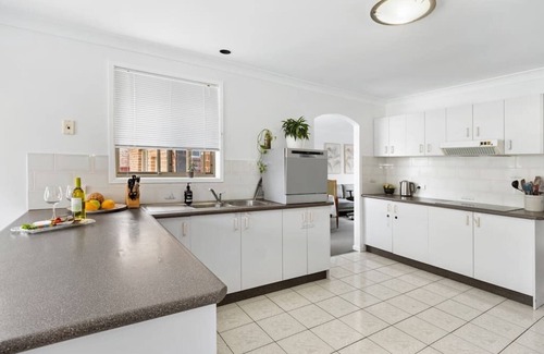 Killarney Vale House | Family Relaxation, close to Lake and Beaches.
