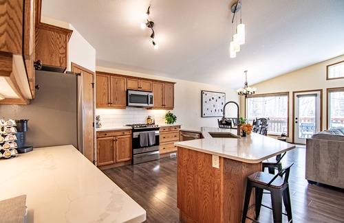 Sylvan Lake House | Family retreat backing onto the golf course, bring your kids and fur babies !
