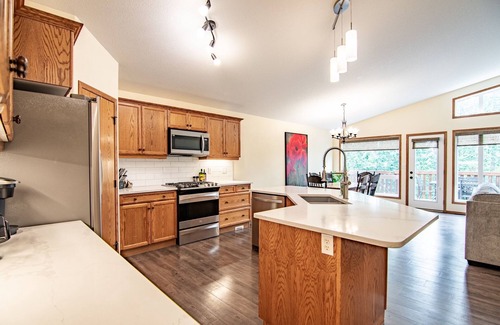 Sylvan Lake House | Family retreat backing onto the golf course, bring your kids and fur babies !