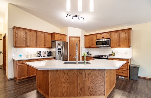 Sylvan Lake House | Family retreat backing onto the golf course, bring your kids and fur babies !