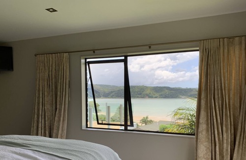 Tamaterau House | Family retreat- harbour views