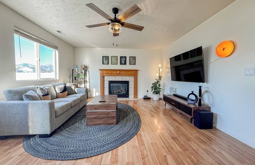 West Valley City House | Family Retreat Near SLC Airport 6 BR 3.5 Bath