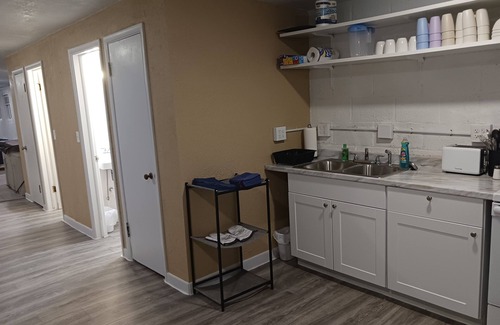 Richfield Apartment | family reunion HQ. 8 beds 2 bathrooms and a hot tub!
