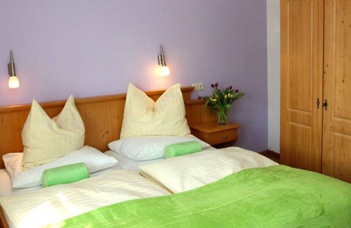 Tiefgraben Apartment | Family Room - Organic Farm Kasleitner (3 flowers)