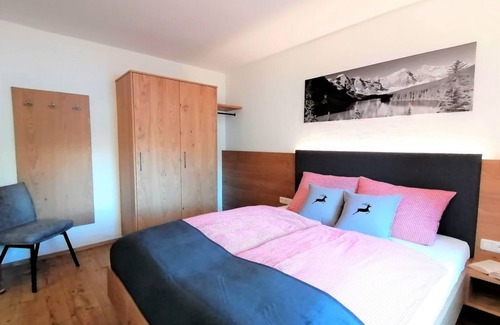Zell am See Bed & Breakfast | Family Room with Balcony Lake View - Ditzer, Haus