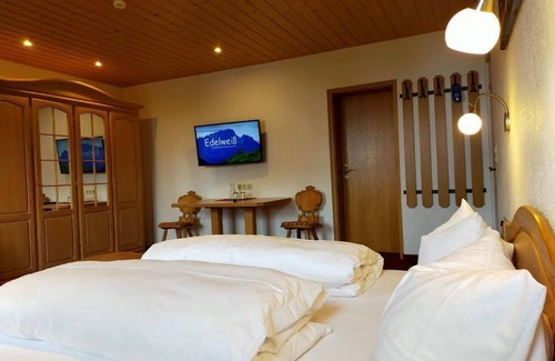 Damuels Bed & Breakfast | Family room with balcony - Pension Edelweiss Bischof KG