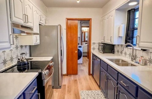 Broken Arrow House | Family Size Home, 5 Mins from Rose District, King Bed & Fire Pit, 2,100 sq ft!