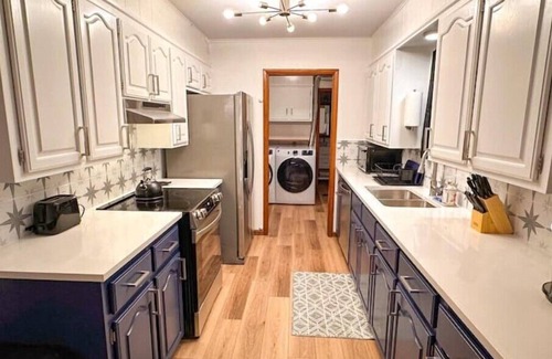 Broken Arrow House | Family Size Home, 5 Mins from Rose District, King Bed & Fire Pit, 2,100 sq ft!