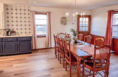 Broken Arrow House | Family Size Home, 5 Mins from Rose District, King Bed & Fire Pit, 2,100 sq ft!