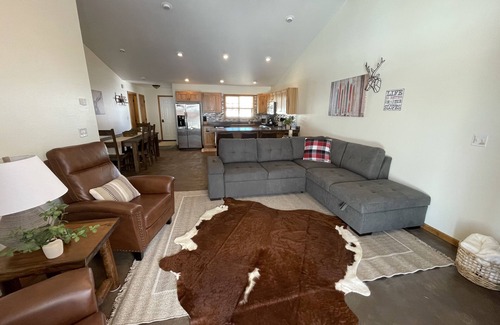 Red Lodge Condo | Family sized cozy cabin with yard to play & hot tub- 5 min to town!