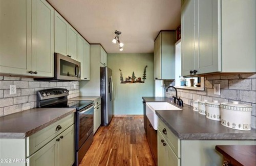 Strawberry Cabin | Family-sized, quaint cabin on the edge of the US Forest