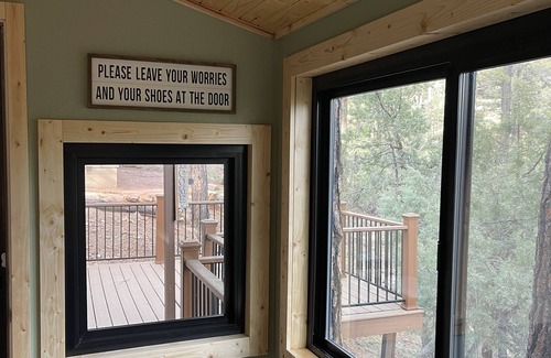 Strawberry Cabin | Family-sized, quaint cabin on the edge of the US Forest