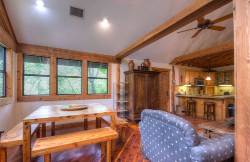 Lake Austin Village House | Family Staycation Paradise -Lake Austin Waterfront:Volleyball, Kayaks, Hiking