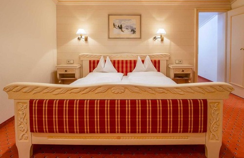 Lech am Arlberg Hotel | Family Suite with sloping ceilings and forest views - Hotel Kristberg