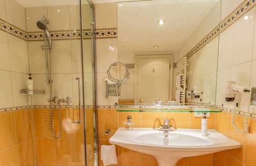 Lech am Arlberg Hotel | Family Suite with sloping ceilings and forest views - Hotel Kristberg