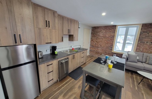 Saint-Raymond Apartment | Family suites with balcony