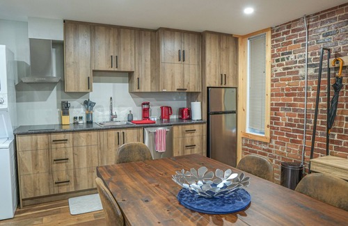 Saint-Raymond Apartment | Family suites with balcony