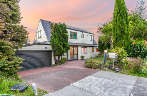 Lynfield House | Family Sunset Retreat with Sea Views