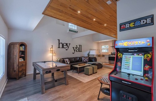 Vance Jackson House | Family time! Pool & Gameroom
