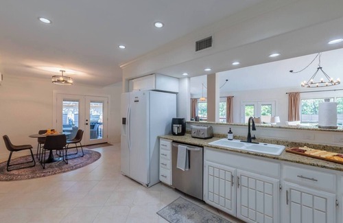 Vance Jackson House | Family time! Pool & Gameroom