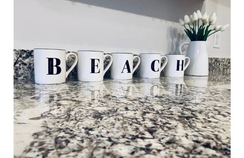 Thomas Drive House | FAMILY VACATION HOME.MINUTES TO BEACH AND FUN !