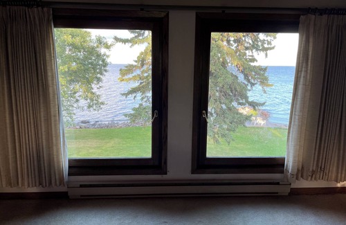 Warroad House | Family vacation or a crafting weekend in this quiet family home with lake views.