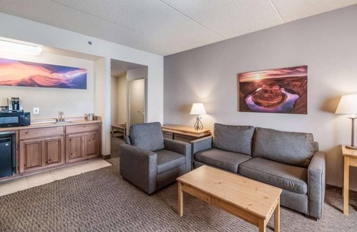 Palm Valley Hotel | Family Vacay! Spacious Unit, Pool, Free Breakfast, Wifi, and Parking