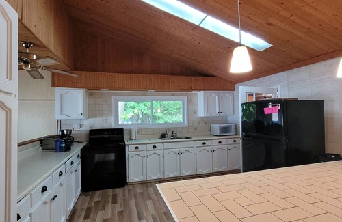 Algonquin Highlands Cottage | Family waterfront cottage with shallow, sandy entry - drive in, road access.