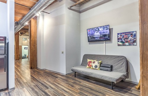 Downtown West Apartment | Fanatics Favorite! View Games on Theater Screen TV