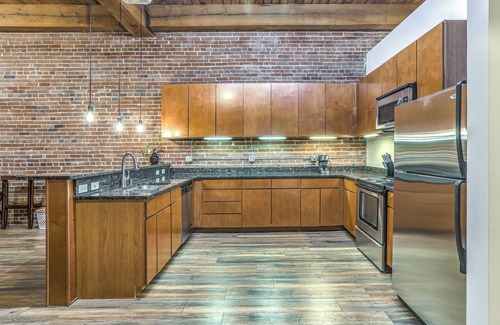 Downtown West Apartment | Fanatics Favorite! View Games on Theater Screen TV