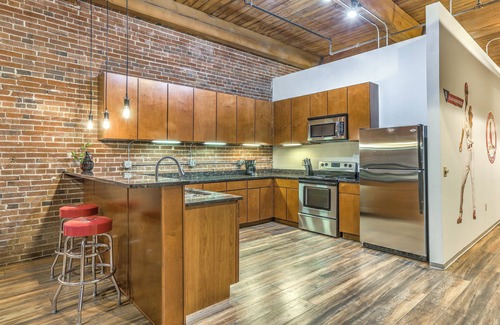 Downtown West Apartment | Fanatics Favorite! View Games on Theater Screen TV