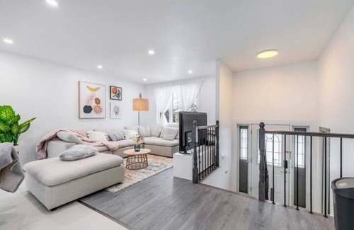 Brossard House | Fancy 3BDR single house close to DT(F1,Olympic) with private driveway