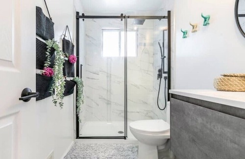 Brossard House | Fancy 3BDR single house close to DT(F1,Olympic) with private driveway