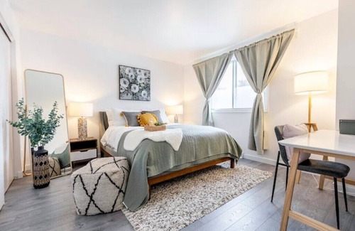 Brossard House | Fancy 3BDR single house close to DT(F1,Olympic) with private driveway